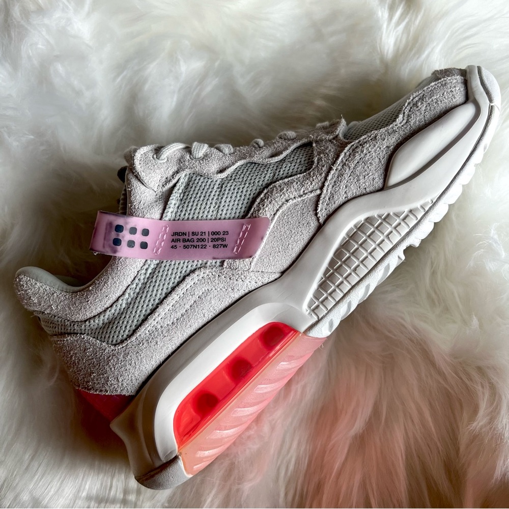 WOMEN'S JORDAN MA2